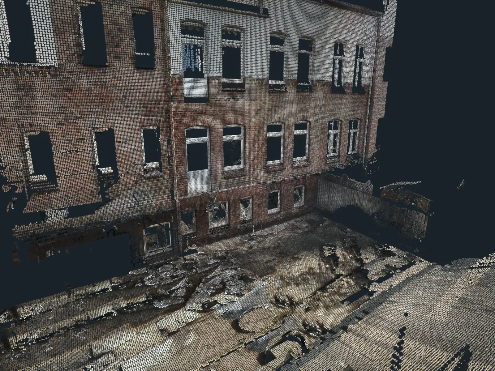 Punktwolke aus dem 3D-Laserscan des Einbauorts: Rückseite eines Klinkerhauses mit gepflasterter Terrasse
