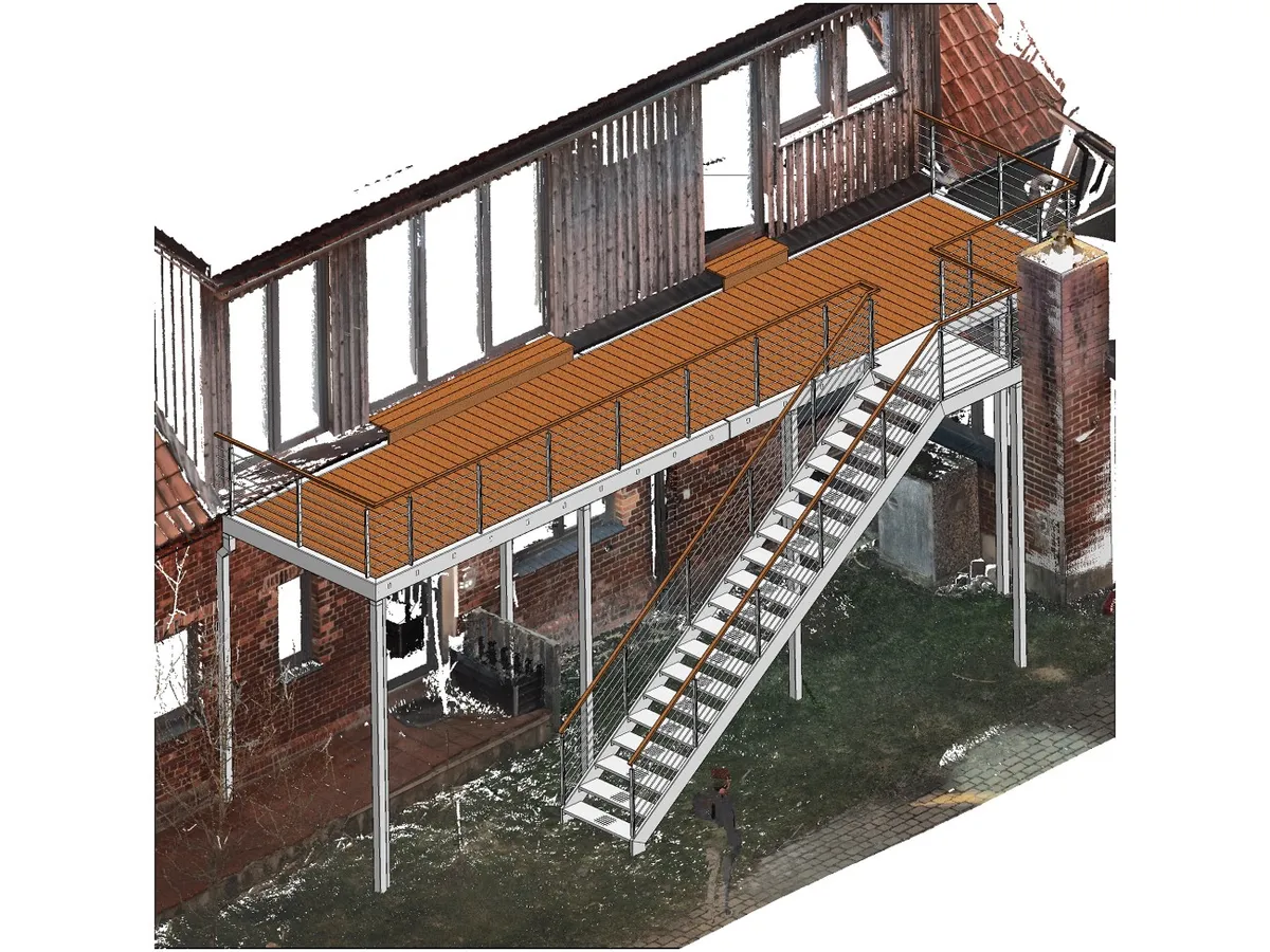 Entwurf im 3D-Laserscan: langer Balkon mit Holzbelag und Treppe an einer umgebauten Scheune.