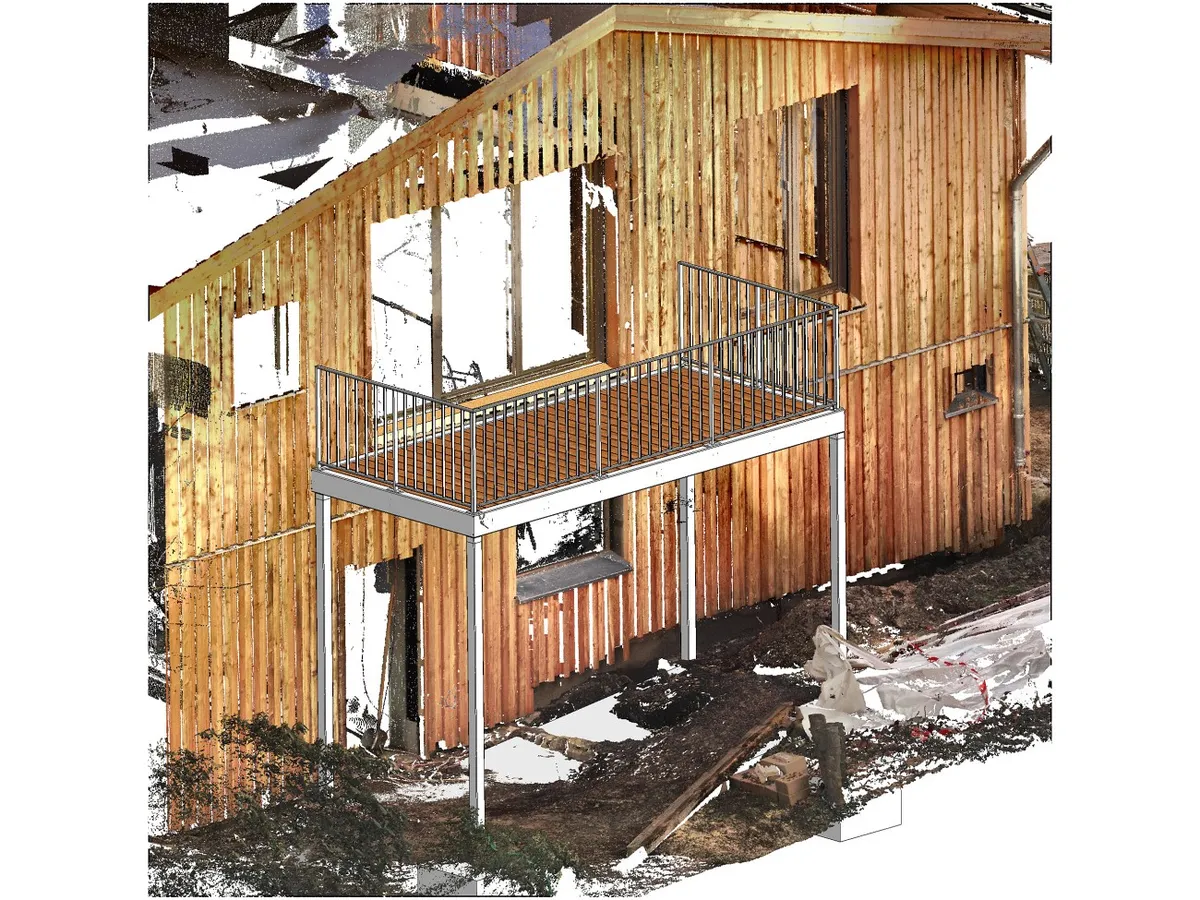 Entwurf im 3D-Laserscan: Vorstellbalkon an einem Haus mit Holzfassade.